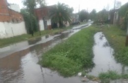 Retiro de zanja complicó la calle 20 de 85 a 90 que lucio semi tapada de agua durante las lluvias