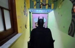 Batman cerró el año visitando el Hospital de Niños
