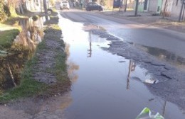 Avenida 122: Zanjas tapadas provocan que el agua vuelque en la calle o en las viviendas