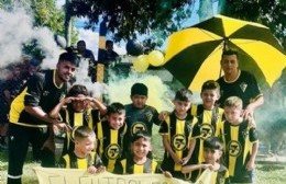 Topacio enfrento a Estudiantes en un amistoso: Los chicos posaron con una bandera contra el racismo