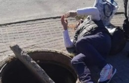 Cayó al pisar una tapa de alcantarilla floja en La Plata y terminó golpeada
