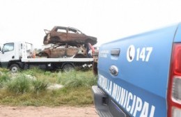 Nuevos operativos de remoción de autos abandonados en Abasto, Altos de San Lorenzo y Villa Elvira