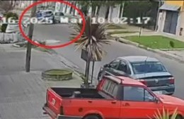 Busca por todos lados a la persona que la chocó y se fue del lugar