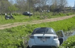 Accidente terminó con una mujer policía en la zanja
