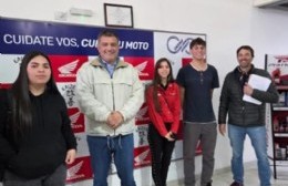Alumnos de un secundario platense hicieron una pasantía en un local de venta de motos