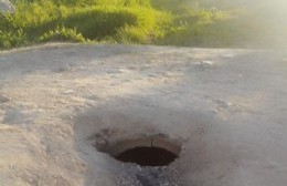 Terrible bache en un cruce de calles en Altos de San Lorenzo