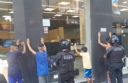 No pudieron robar y le defecaron adentro del local