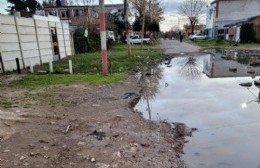 Calles inundadas en Los Hornos y reclamos no atendidos