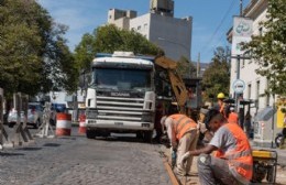 Pavimentación y recambio de paradas en Plaza Rocha