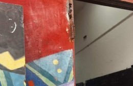 Alumnos de una secundaria platense van a cursar sin puertas y ventanas rotas: "Nos cagamos de frío"