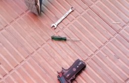 Los atrapan armados con una pistola del tipo réplica de utilería