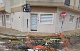 En la esquina de 8 bis y 82 se acumula basura, agua y no pueden pasar los autos