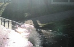 ABSA destapó y ya no hay liquido cloacal corriendo por el cordón en 10 y 75