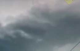 Villa Elvira bajo agua tras el paso de una fuerte tormenta de viento, agua, rayos y hasta granizo