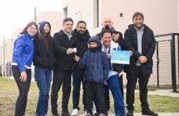 Kicillof y Alak entregaron viviendas a familias en 1 y 83