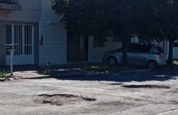 Dos enormes pozos que se ven de lejos, de cerca y desde arriba del auto