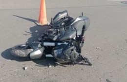 Accidente entre un auto y una moto en 1 y 75