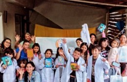 Niños y niñas de la región recibieron útiles y guardapolvos por parte de una organización social