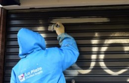 La Municipalidad avanza en la recuperación de mobiliario y frentes vandalizados