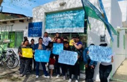 Mientras que el Municipio negocia el contrato del inmueble: Un grupo de padres y madres se movilizó al Jardín 8