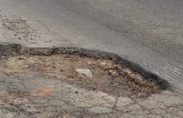 Bajo la lluvia hay que circular con suma precaución por la gran cantidad de pozos existentes