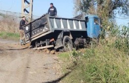 Un camión quedó atascado en un pozo en Barrio Aeropuerto