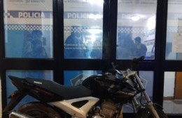 Vecina agreden a policías que seguían a un motoclista