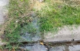 Una tortura: Explotó la cloaca frente a su casa hace ocho meses y no le encuentra solución