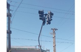 Piden el arreglo de un semáforo torcido en Los Hornos