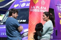 La campaña de vacunación veterinaria gratuita continúa recorriendo los barrios platenses