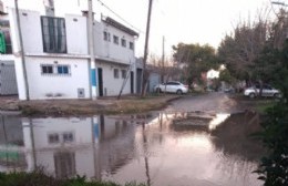 Cada vez que llueve tienen varios días la calle inundada en el barrio cercano al Inter de Villa Elvira