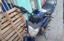 Le roban la moto cerca de Villa Elvira