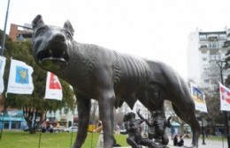 Presentaron la obra de la Lobo Capitolina: Fue en Plaza Italia
