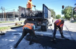 Al señor que tapa los baches lo esperan más que el aumento de sueldo