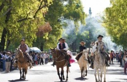 La Plata cerró el Mes de la Tradición con un gran pericón y desfile criollo