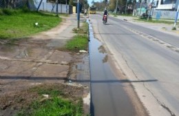 Lleva dos años reclamando por una pérdida de agua en 7 y 98