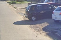 Piedras de un estacionamiento en la Circunvalación ponen en riesgo a las personas