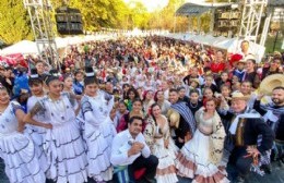 La colectividad paraguaya llenó de arte y gastronomía la plaza Islas Malvinas