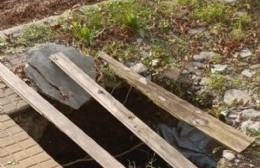 Enorme pozo en la vereda: Le pusieron tablas porque se roban las chapas cuando lo tapan