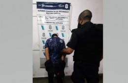 Albañil atrapa delincuente y se lo entrega a la policía