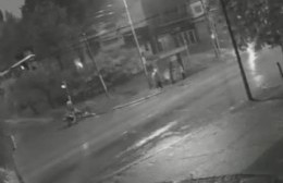 Buscan a motociclista que atropelló a una mujer cruzaba la calle