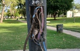Alerta en Los Hornos por peligrosos cables expuestos en una plaza