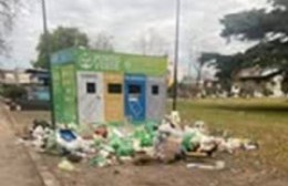 Cada fin de semana se desborda el contenedor del Parque Castelli