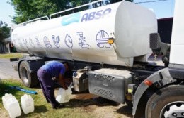 Falta agua y cortes de luz en Villa Elvira: En San Carlos y Romero repartieron agua potable