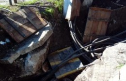 Desborde de cloacas y cables de luz mezclados en 13 y 76