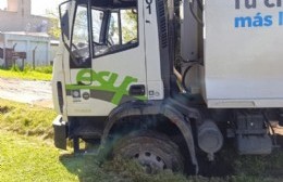 Un camión estuvo largas horas encajado en un zanjón en Parque Sicardi