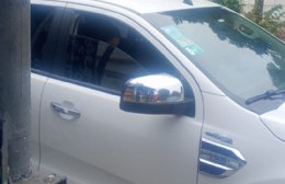 Cables con tensión en poste de alumbrado expuestos sobre avenida 7