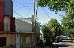 Innumerables reclamos por postes rotos, colgados o torcidos en Villa Elvira y alrededores