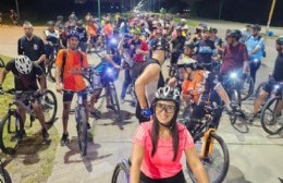 Grupos de ciclistas se convocan por redes y salen a pedalear