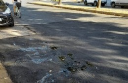 ¿Esto se paga?: Taparon una pérdida con un bacheo